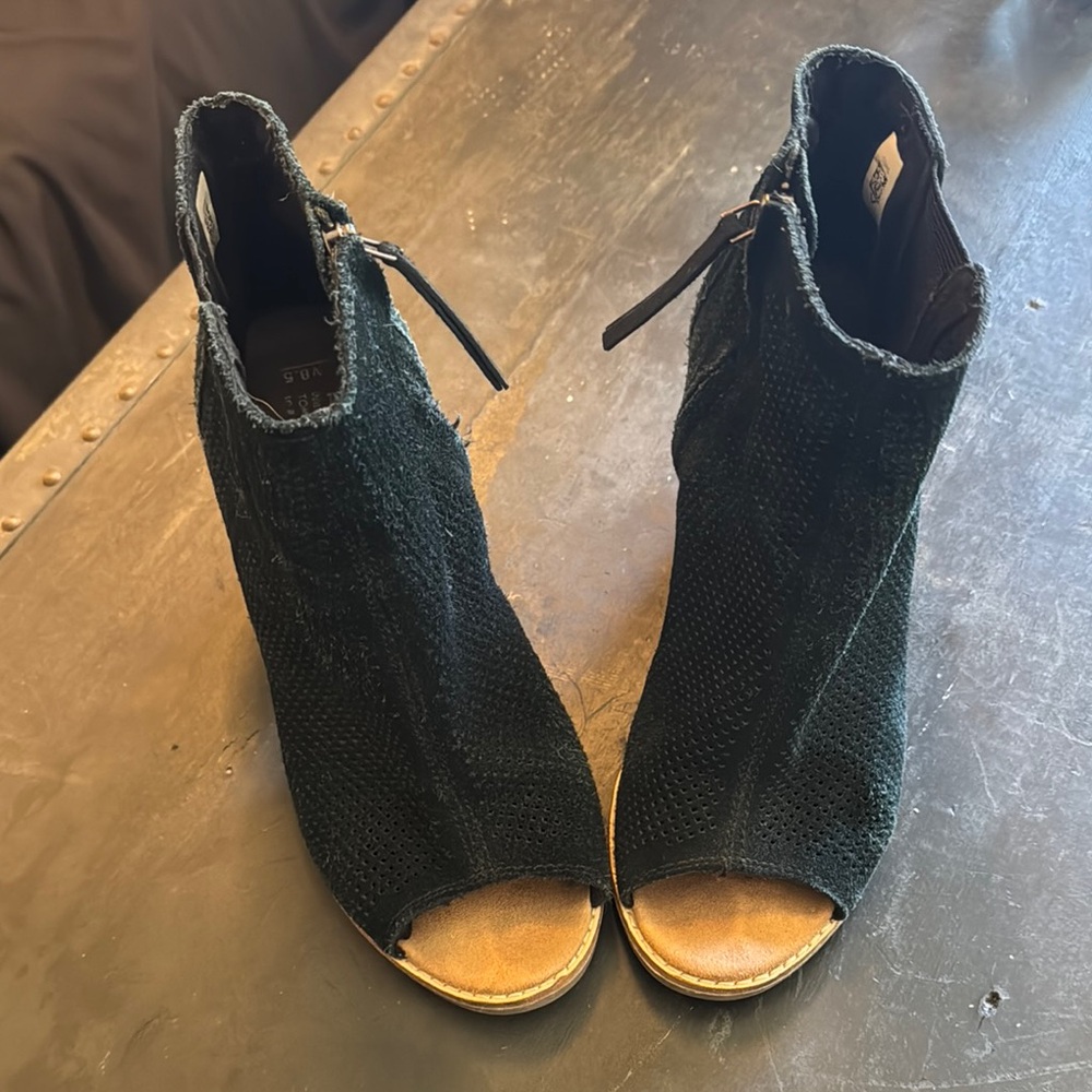 Toms Black Ankle Boots with Classic Silhouette
